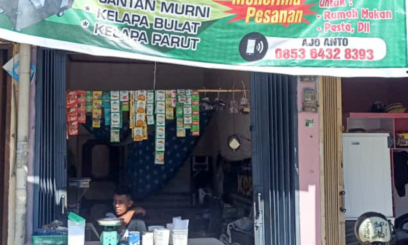 Harga santan dan kelapa di Pasar Lubukbuaya naik akibat pasokan menipis, Senin (1/12/2025). Pedagang sebut cuaca buruk hambat panen dan turunkan kualitas kelapa. (Foto: Fadli Zikri/Padeks)