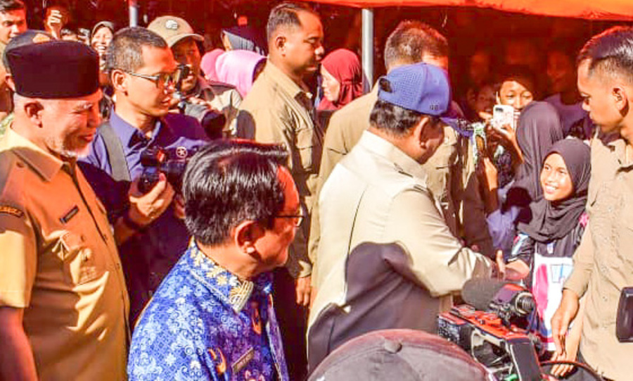 Presiden salami seorang gadis kecil di Bumi Kasang Permai, Senin (1/12/2025). Prabowo pastikan seluruh infrastruktur rusak di Sumbar dibangun kembali saat meninjau korban bencana hidrometeorologi.