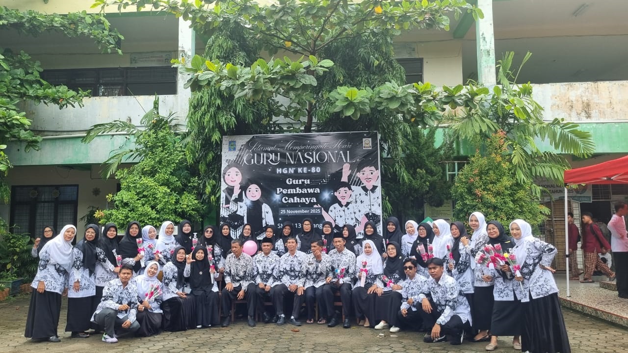 AKRAB: Para guru SMPN 13 Padang terlihat kompak dalam peringatan HUT Guru Nasional.