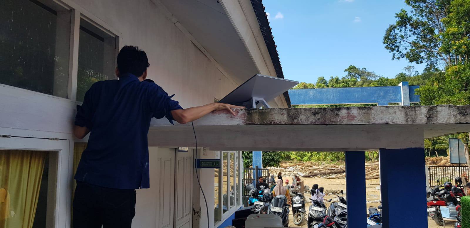 Perangkat startlink dipasang di Posko Batu Busuak SMPN 44 Kecamatan Pauh, Kota Padang, Senin (1/12/2025).