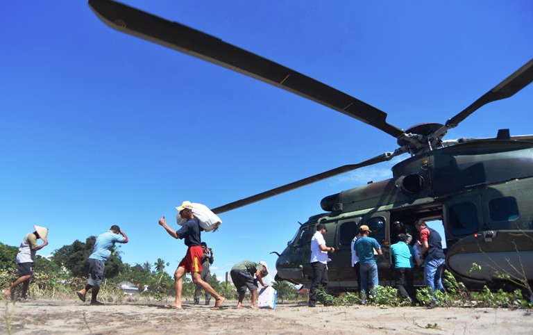 DISTRIBUSI BANTUAN: Helikopter Caracal Skadron Udara 8 Lanud Atang Sendjaja mendistribusikan bantuan ke daerah terisolir akibat bencana alam di Nagari Tiku V Jorong, Kabupaten Agam, Senin (1/12).