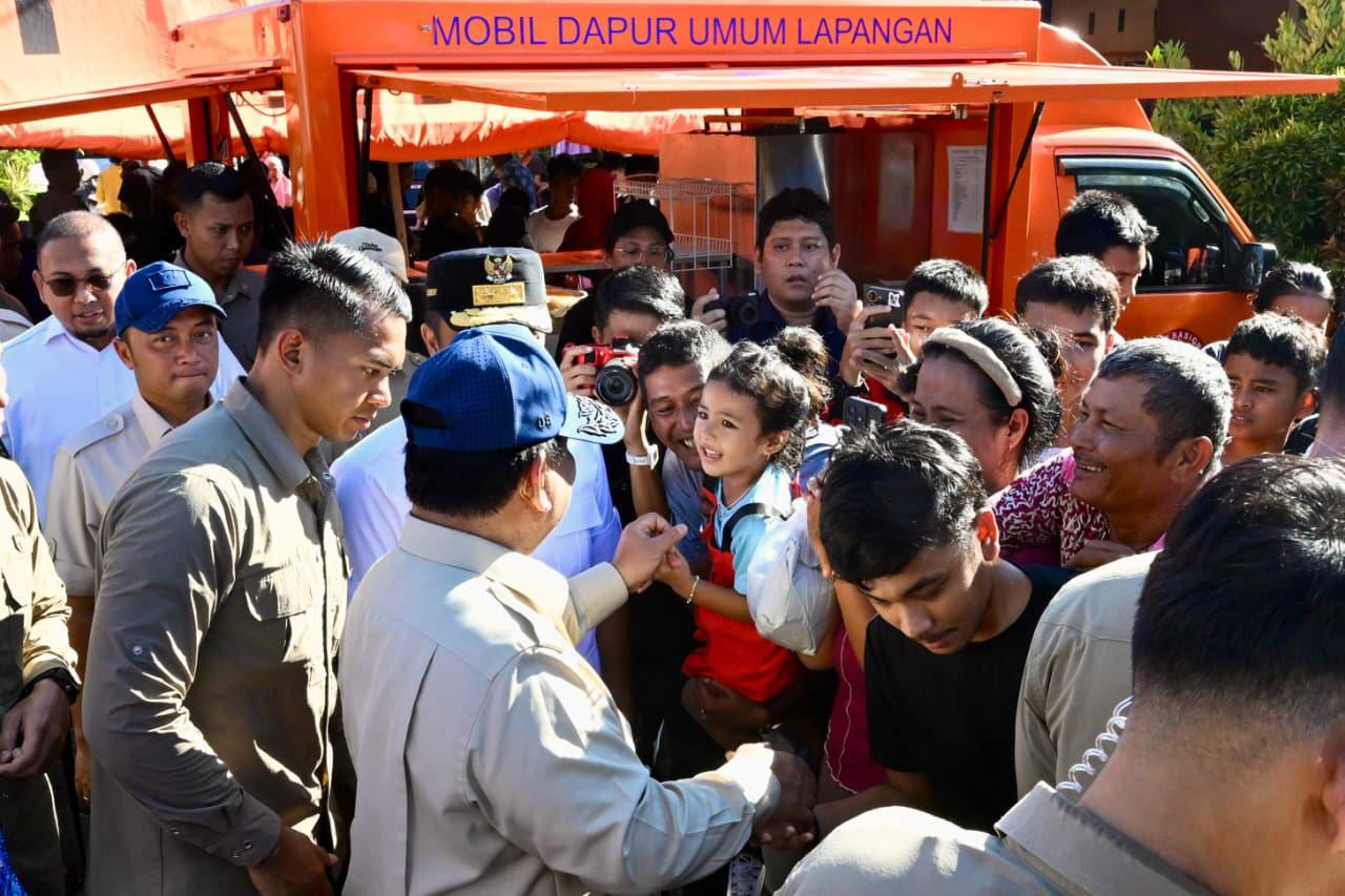 SERAP LAPORAN: Korban banjir di Posko Pengungsian Bumi Kasai Permai, Kecamatan Batanganai, Kabupaten Padangpariaman, menyambut kedatangan Presiden Republik Indonesia Prabowo Subianto, kemarin.