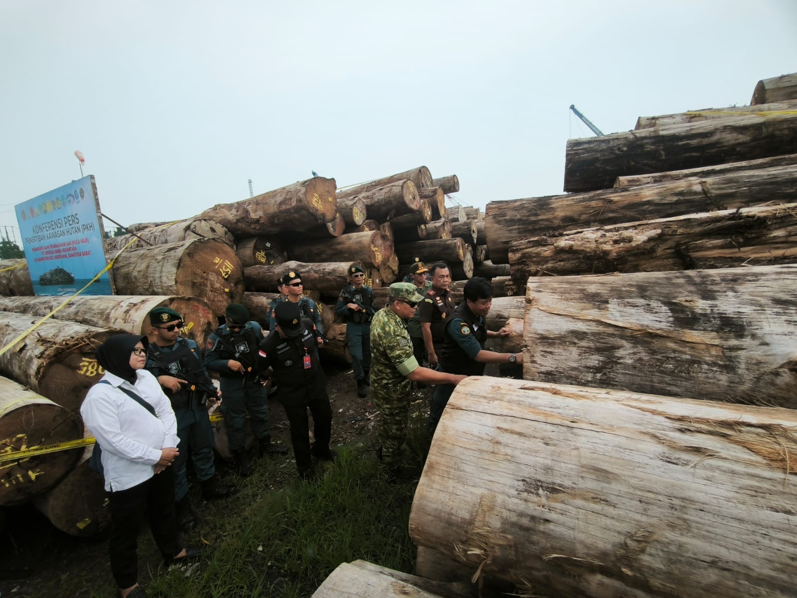 HASIL OPERASI: Tim Kemenhut bersama Satgas Garuda dan sejumlah instansi terkait meninjau barang bukti hasil pembalakan liar di kawasan Pelabuhan Gresik, kemarin.