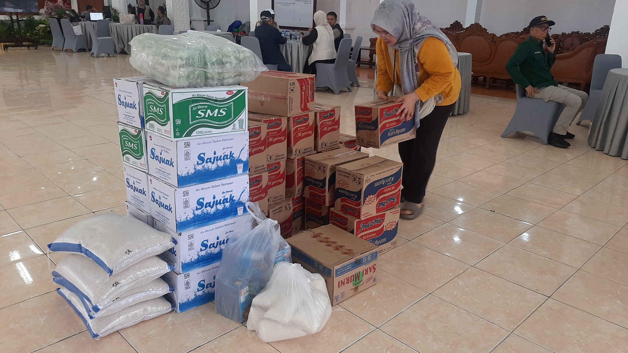 Bantuan untuk korban bencana di Padang terus didistribusikan secara merata.