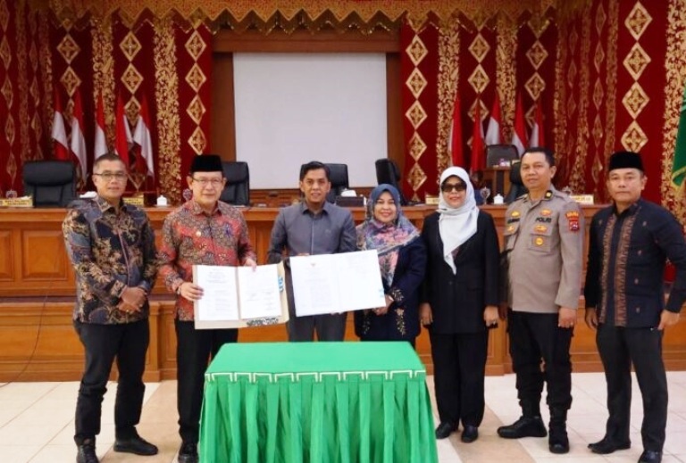 PARIPURNA: Wali Kota Payakumbuh Zulmaeta dan Ketua DPRD Wirman Putra saat penetapan APBD 2026 dalam rapat paripurna di ruang sidang DPRD Payakumbuh, Minggu (30/11).