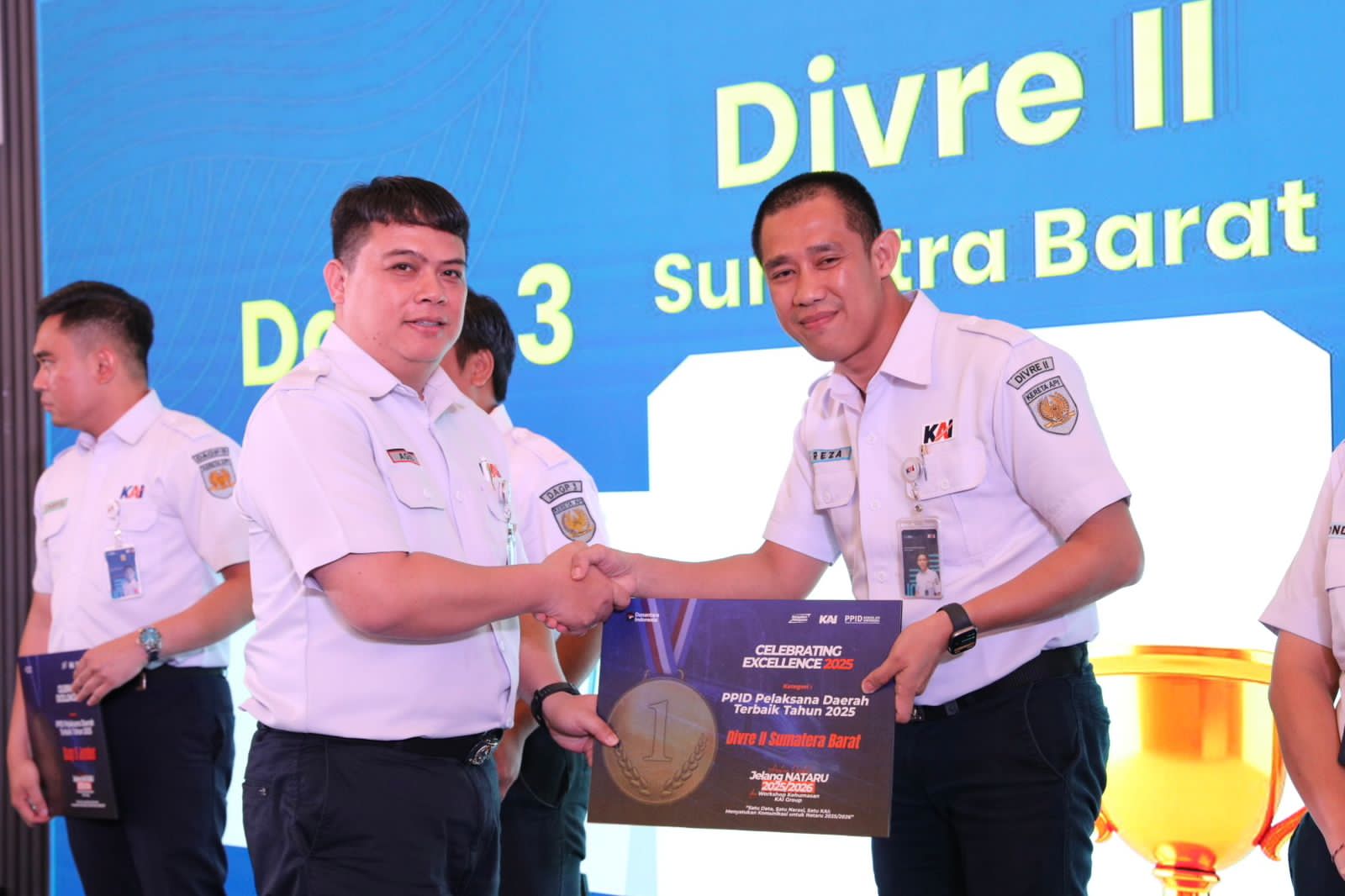Kepala Humas Divre II Sumatera Barat, Reza Shahab, saat menerima Juara 1 kategori PPID Pelaksana Daerah Terbaik 2025.