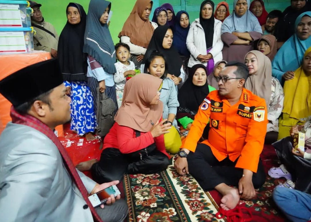 Bupati Tanahsatar Eka Putra dan Ketua TP PKK saat menyerahkan bantuan kasur dan perlengkapan balita kepada pengungsi banjir di Posko X Koto, Minggu (30/11/2025).(Foto: Prokopim)