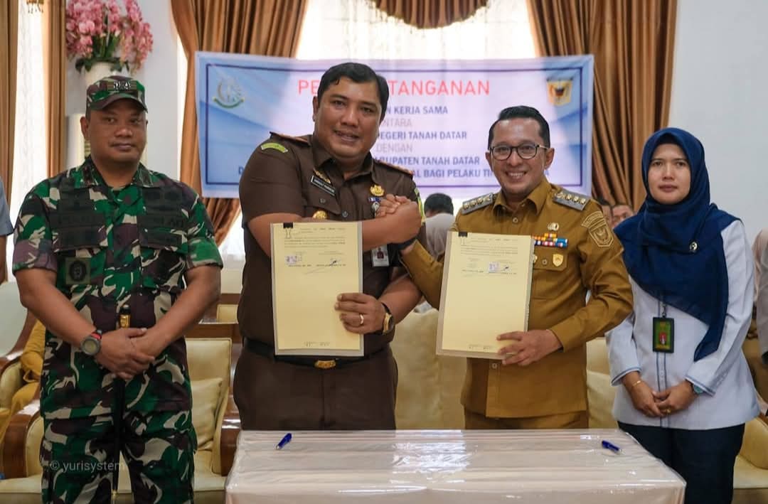 Kepala Kejaksaan Negeri Batusangkar Anggiat A.P. Pardede bersama Bupati Tanahdatar Eka Putra saat penandatanganan perjanjian kerja sama pidana kerja sosial.(Foto: Prokopim)