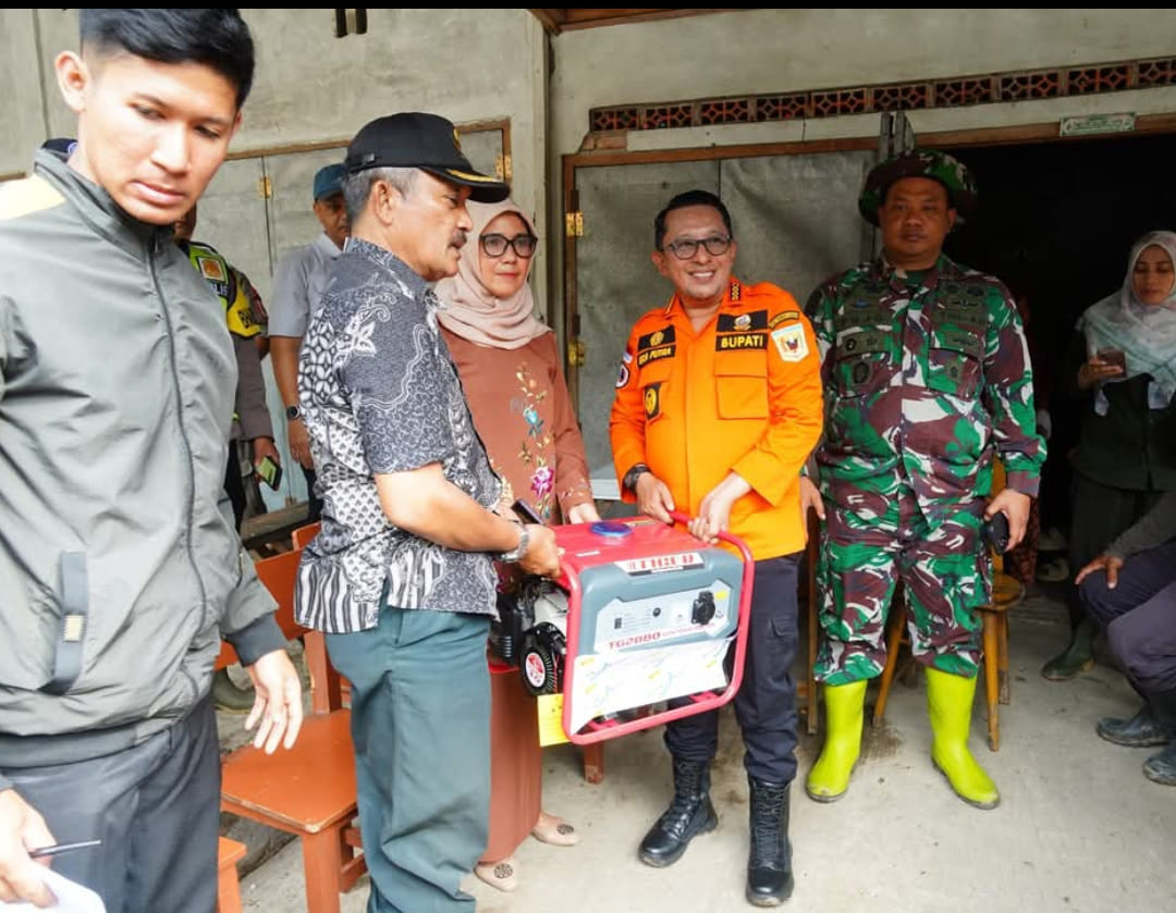 Bupati Tanahdatar Eka Putra serahkan bantuan genset untuk pengungsi banjir bandang di Nagari Sumpu karena listrik masih padam pascabencana.(Foto: Prokopim)