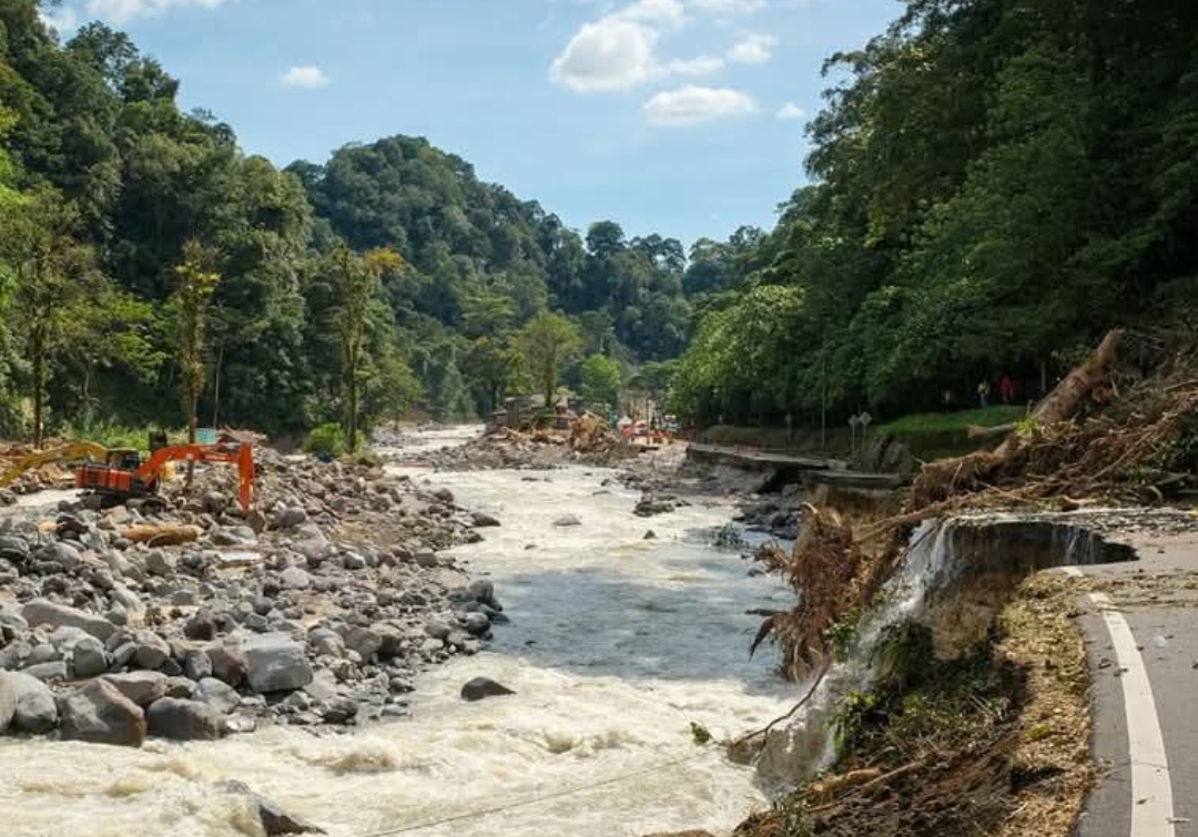 Kondisi jalan nasional di kawasan Lembah Anai, Tanahdatar, terputus akibat banjir bandang, dan membuat akses bantuan ke Aia Mancua dialihkan.(Foto: Prokopim)