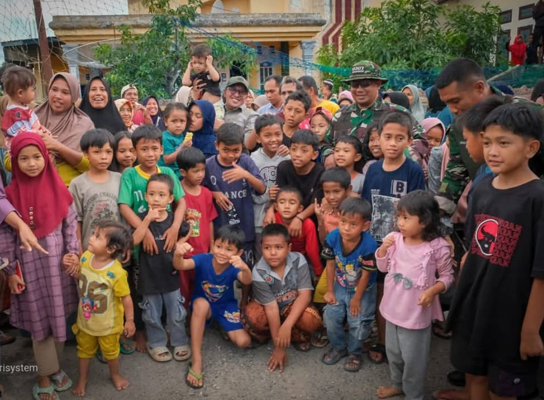 Bupati Eka Putra bersama Pengungsi Longsor Batipuh Selatan dan siapkan Tim Trauma Healing. (Foto: Prokopim)