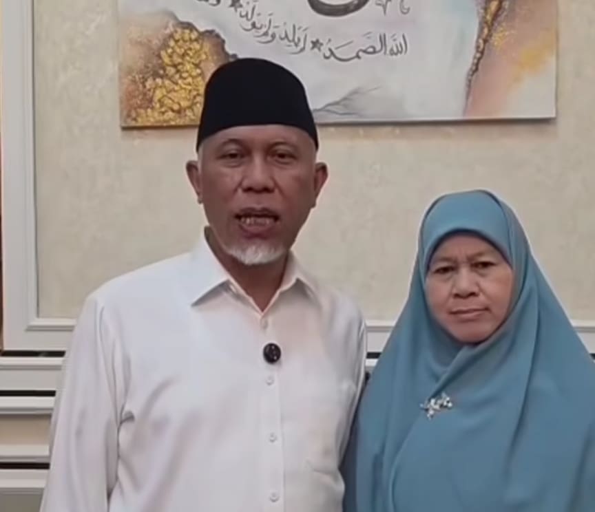 Mahyeldi Ansharullah bersama istri saat menyampaikan informasi pembatalan resepsi pernikahan anak mereka. (Foto: tangkapan layar video IG @mahyeldisp)