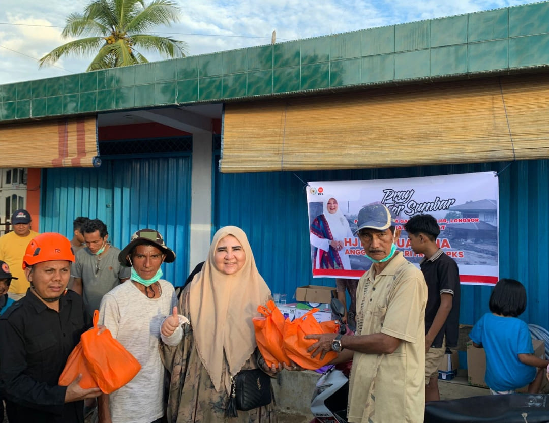 Nevi Zuairina Serahkan Bantuan Sembako untuk Korban Bencana di Kabupaten Agam. (Foto: Tim NZ)