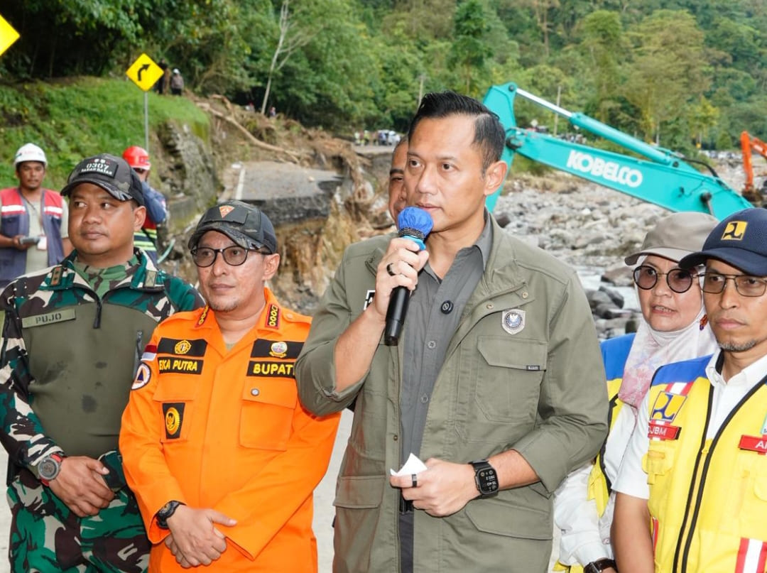 Menko AHY meninjau jalur putus akibat banjir di Lembah Anai Tanahdatar, akses vital Sumbar&ndash;Riau ditargetkan segera tersambung sementara. (Foto: Prokopim Tanahdatar)