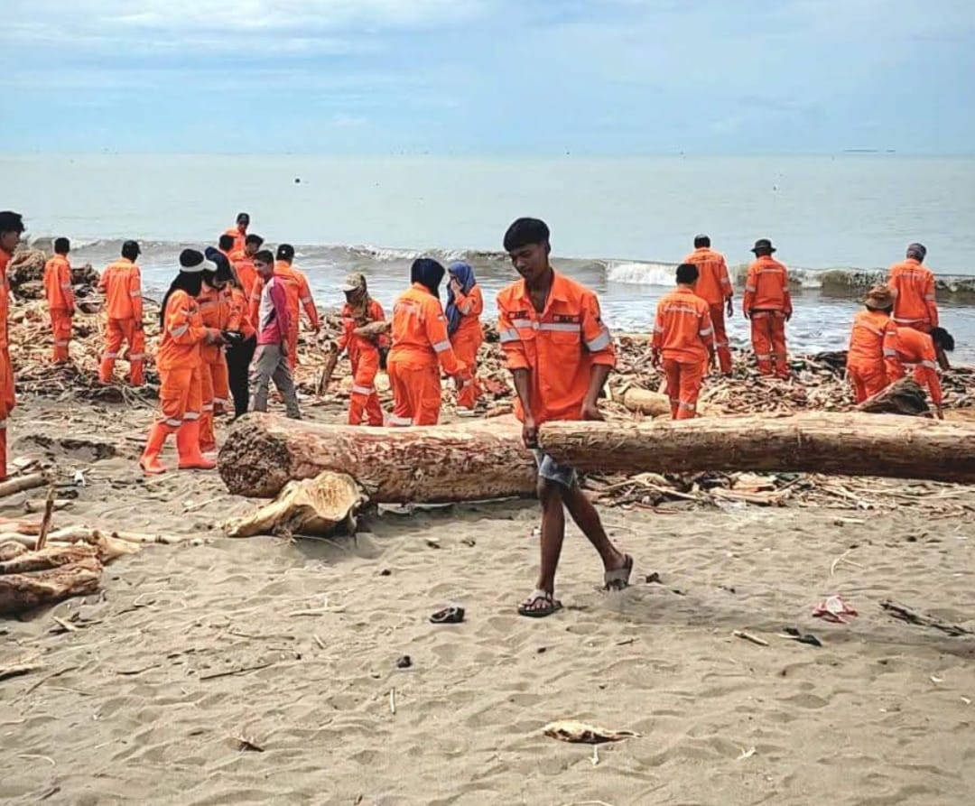 Petugas DLH Padang berjibaku membersihkan sampah yang menumpuk pascabencana.