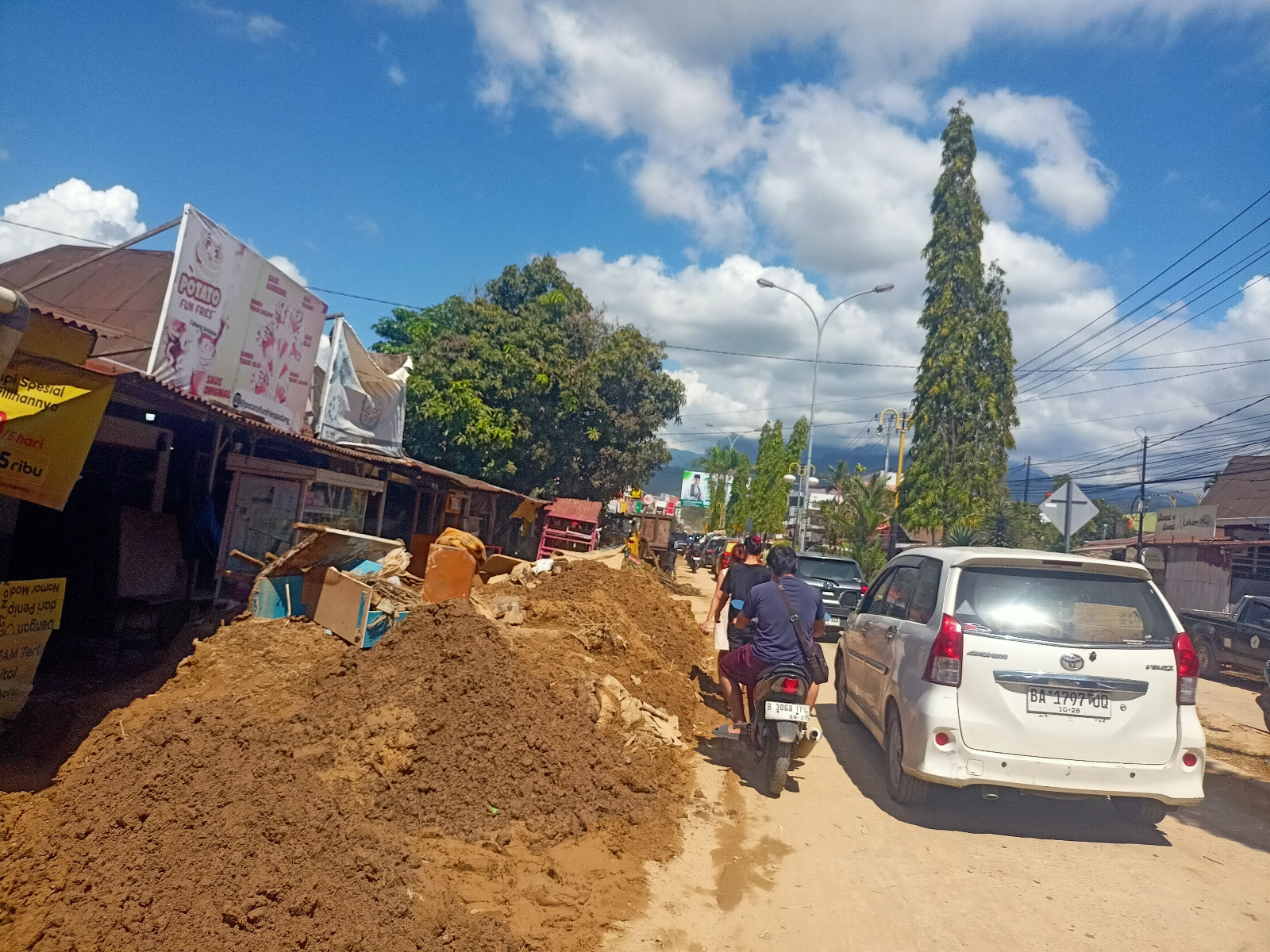 Endapan lumpur yang mengering di Jalan Mohammad Hatta, Pauh menimbulkan debu yang mengganggu masyarakat dan pengendara, kemarin.