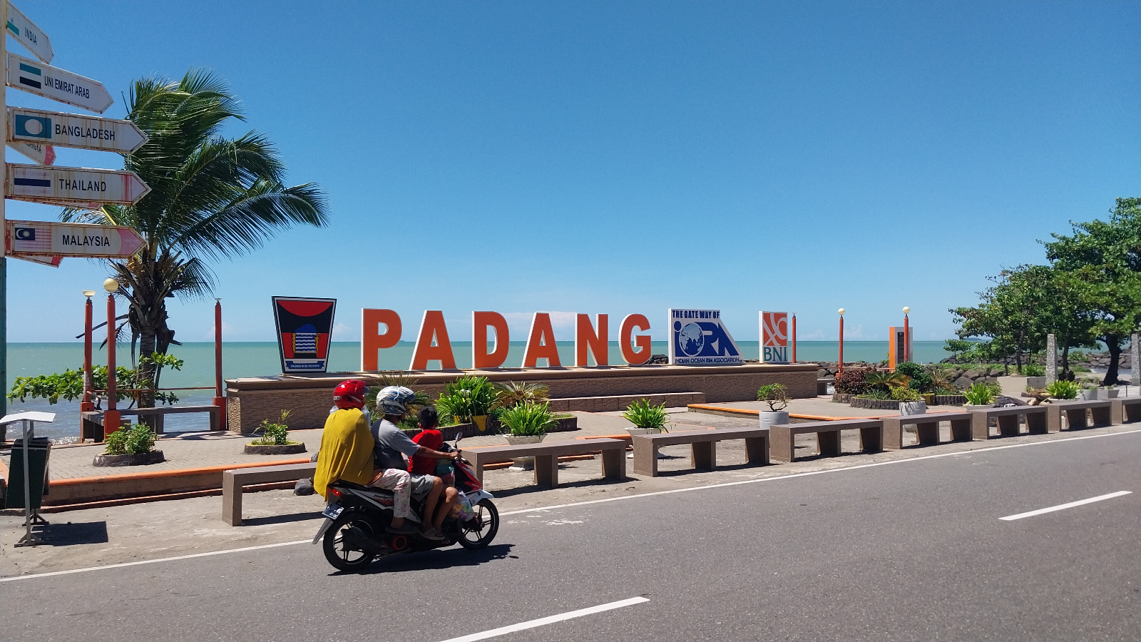 Salah satu spot favorit wisatawan untuk berfoto di kawasan Pantai Padang.