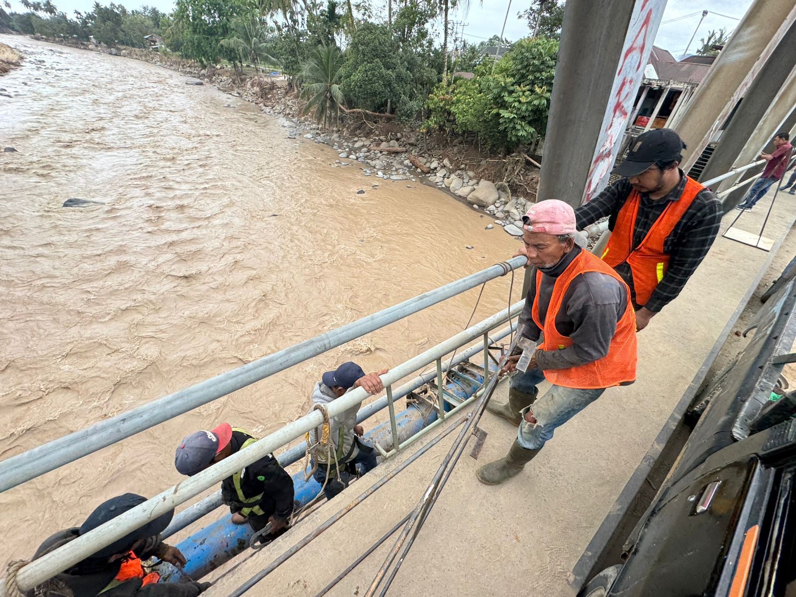 Pekerja sedang memperbaiki pipa Perumda Air Minum Kota Padang yang rusak diterjang banjir pekan lalu. humas perumda AM Padang.