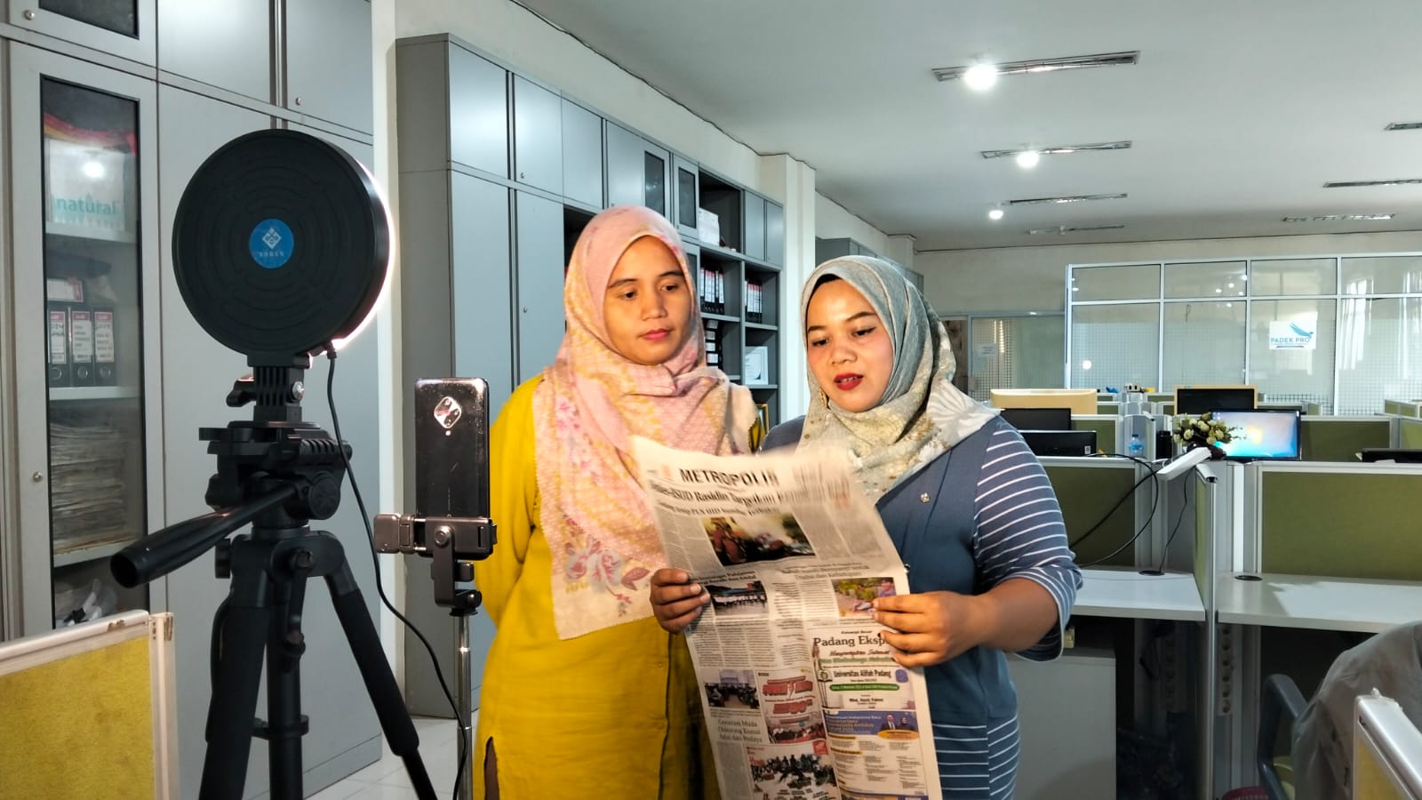 Host Live Berita Koran Padang Ekspres, persiapan Jelang tayangan