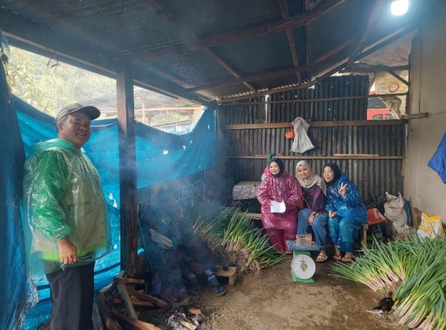 Dr. Jabang Nurdin bersama tim Penyuluhan di lokasi kegiatan