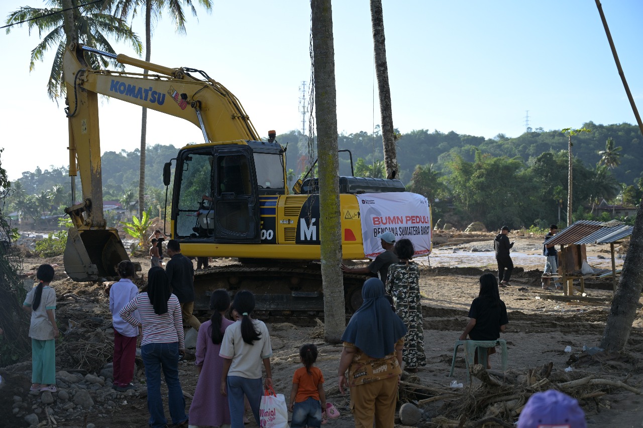 PT Semen Padang kerahkan alat berat, relawan, dan tenaga medis untuk tangani banjir bandang di Pauh dan Agam, salurkan bantuan logistik dan kesehatan.