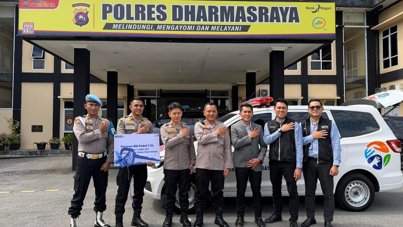BRI Dharmasraya menyerahkan satu unit ambulans kepada Polres Dharmasraya untuk memperkuat layanan publik dan respons kesehatan melalui program CSR, Senin (1/12/2025).