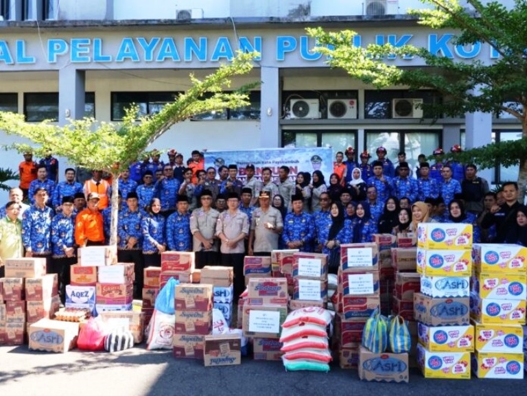PEDULI: Wali Kota Payakumbuh Zulmaeta usai melepas keberangkatan 100 personel gabungan, tenaga kesehatan, dan logistik bantuan menuju tiga daerah terdampak bencana di Sumatera Barat, Senin (1/12).