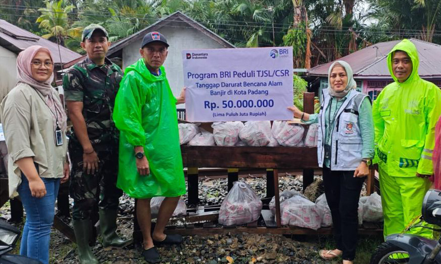BRI Khatib Sulaiman menyalurkan bantuan untuk warga terdampak banjir bandang di Padang, didistribusikan bersama relawan dan aparat setempat.