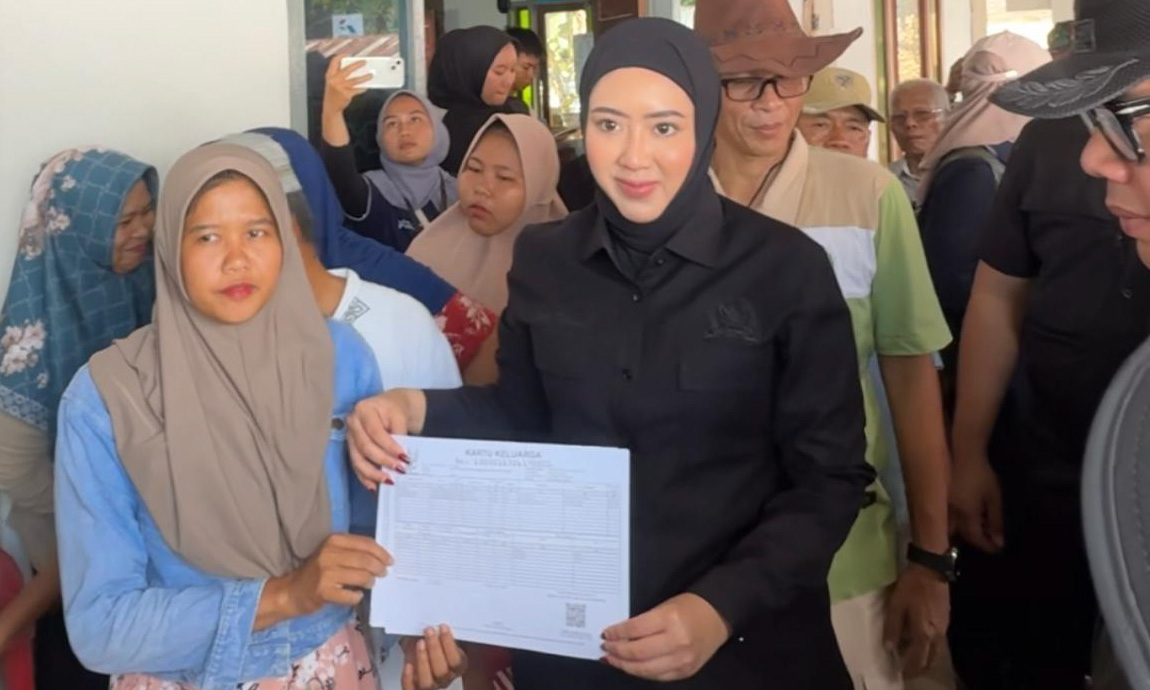 Cindy Monica dan Wamendagri meninjau lokasi banjir&ndash;longsor di Padang Pariaman untuk memastikan penanganan cepat dan kemudahan pengurusan dokumen warga terdampak.