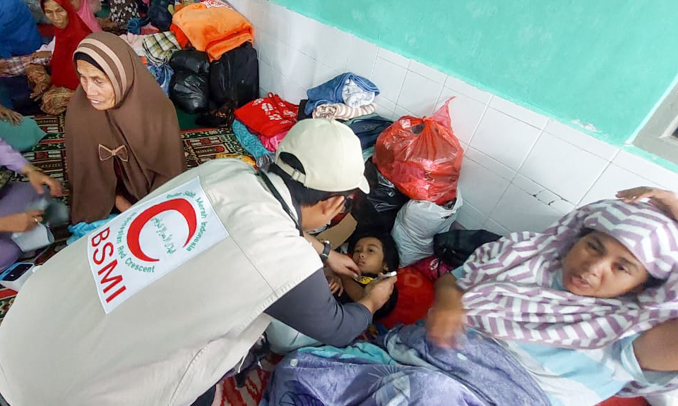 EMT BSMI beri layanan medis pada seorang anak pengungsi banjir dan longsor di Malalak, Agam, Selasa (2/12/2025).