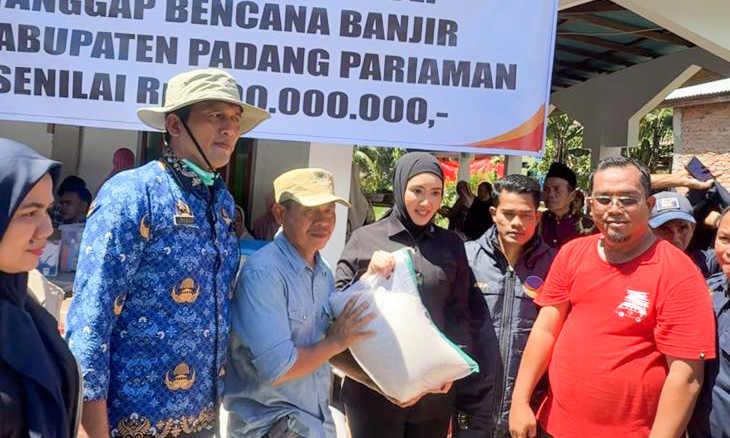 Cindy Monica meninjau lokasi banjir dan longsor di Padangpariaman dan menyalurkan bantuan Rp100 juta untuk memenuhi kebutuhan warga terdampak.