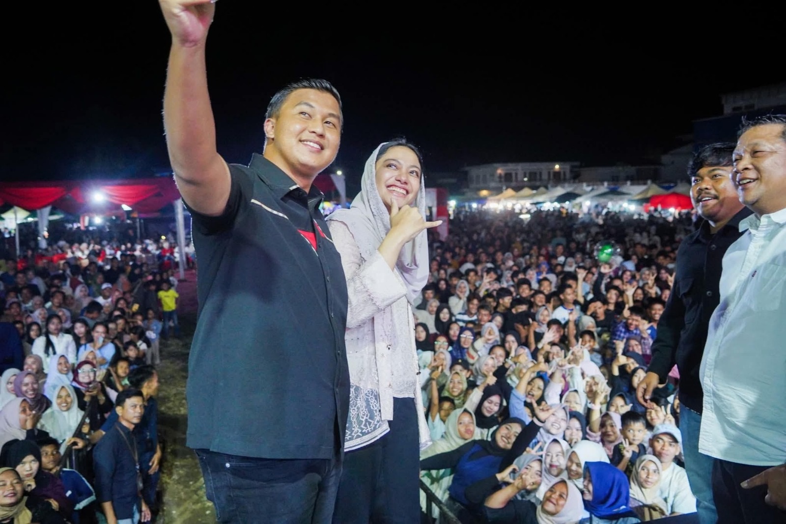 KOMPAK: Bupati Annisa bersama Ketua DPRD Dharmasraya Jemi Hendra, Anggota DPRD Provinsi Sumbar Varel Oriano, serta pejabat lainnya menghadiri malam puncak Pasar Ekraf di Sungairumbai.