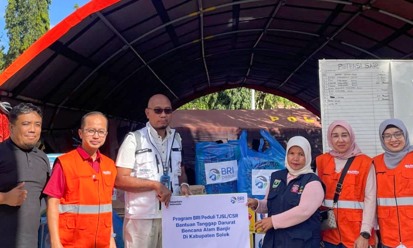 Pimpinan BRI BO Solok, Fajar Masruri, serahkan bantuan ke Posko BPBD Kota Solok dan Posko BPBD Kabupaten Solok.