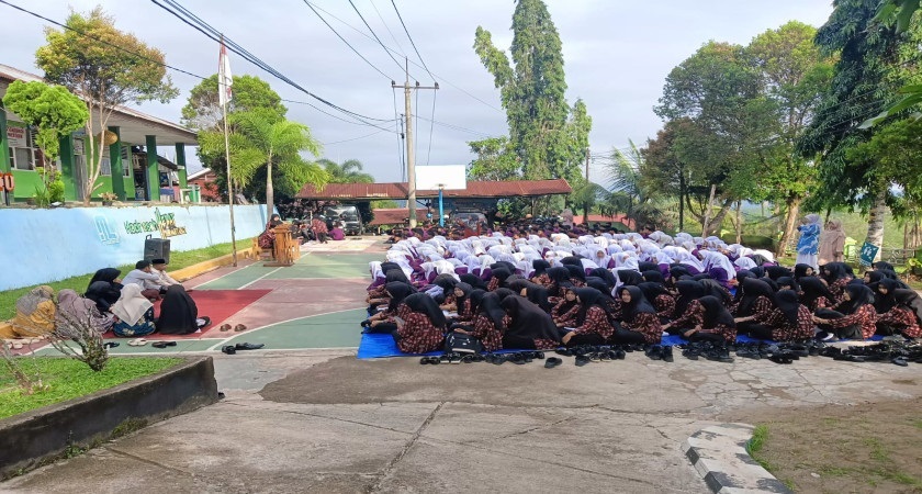 KOMPAK: Para siswa MAN Kota Sawahlunto terlihat kompak saat menjalani muhadarah di madrasah mereka.