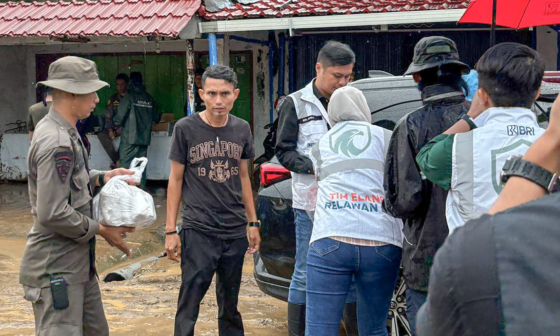 BRI Padang menyalurkan 2.500 nasi bungkus bagi warga terdampak banjir di Koto Tangah. Bantuan disalurkan melalui program BRI Peduli TJSL secara terarah.