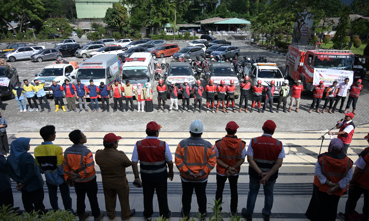 Semen Padang kirim relawan, medis, alat berat, dan logistik ke Agam dan Padang untuk mendukung penanganan banjir bandang dan longsor di Sumbar.