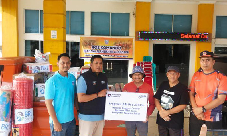 Pimpinan Cabang BRI Simpang Empat, Pudji Djoko Triyono, menyerahkan paket sembako tersebut kepada Pemerintah Kabupaten Pasaman Barat.