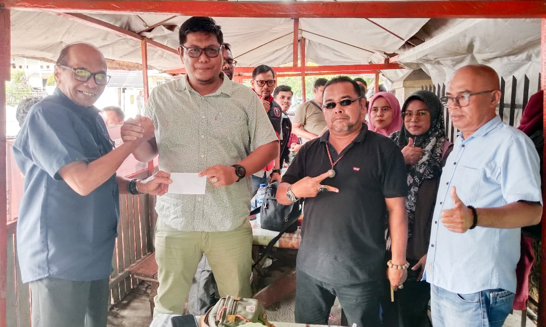 JPS menyalurkan bantuan kepada jurnalis terdampak banjir di Padang sebagai bentuk solidaritas dan kepedulian melalui donasi dari berbagai pihak, Selasa (2/12/2025).