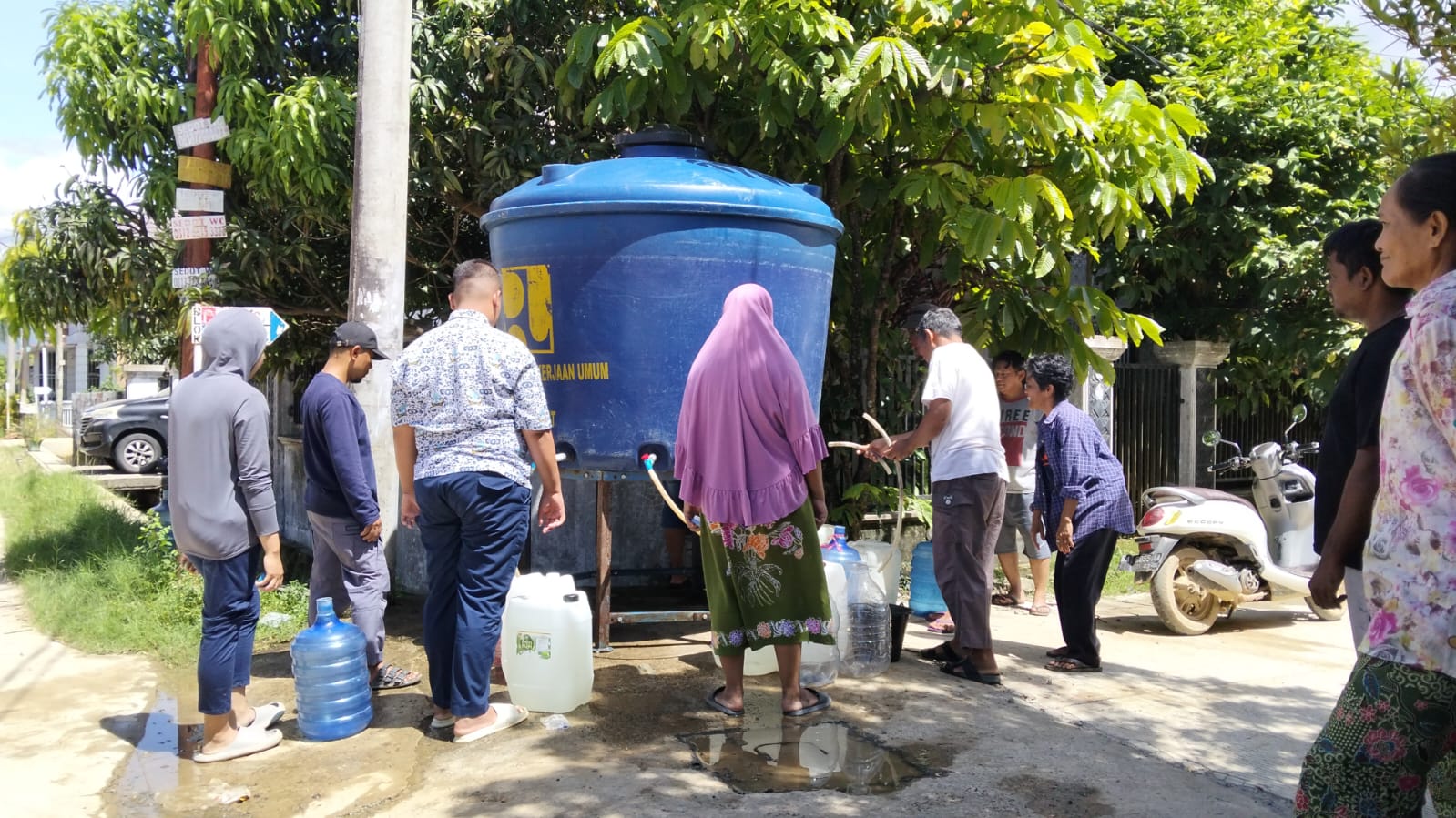 Warga mengambil air bersih di salah satu kompleks perumahan di Kota Padang. (Foto Ilustrasi)