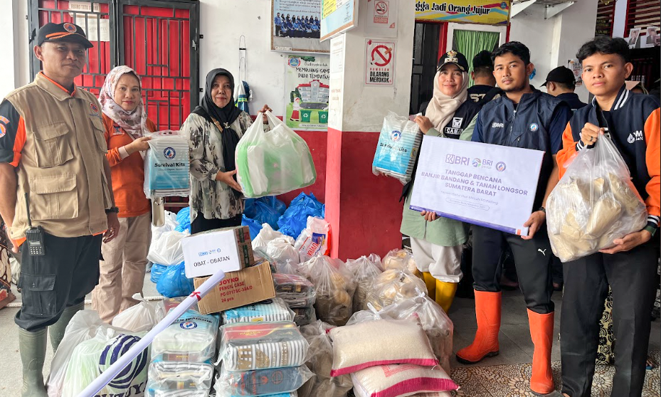 YBM BRILiaN Padang menyalurkan bantuan empat hari beruntun untuk korban banjir di Padang dan Agam.