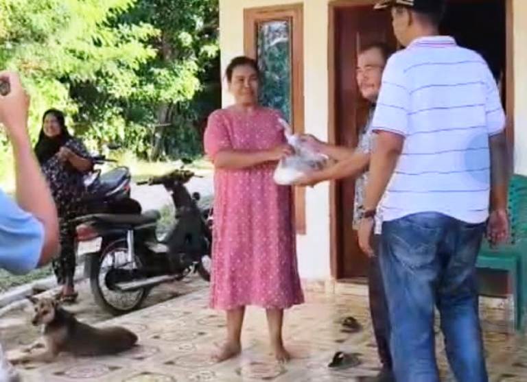 Penyaluran bantuan kepada warga yang terdampak banjir. (Dok Bakri)