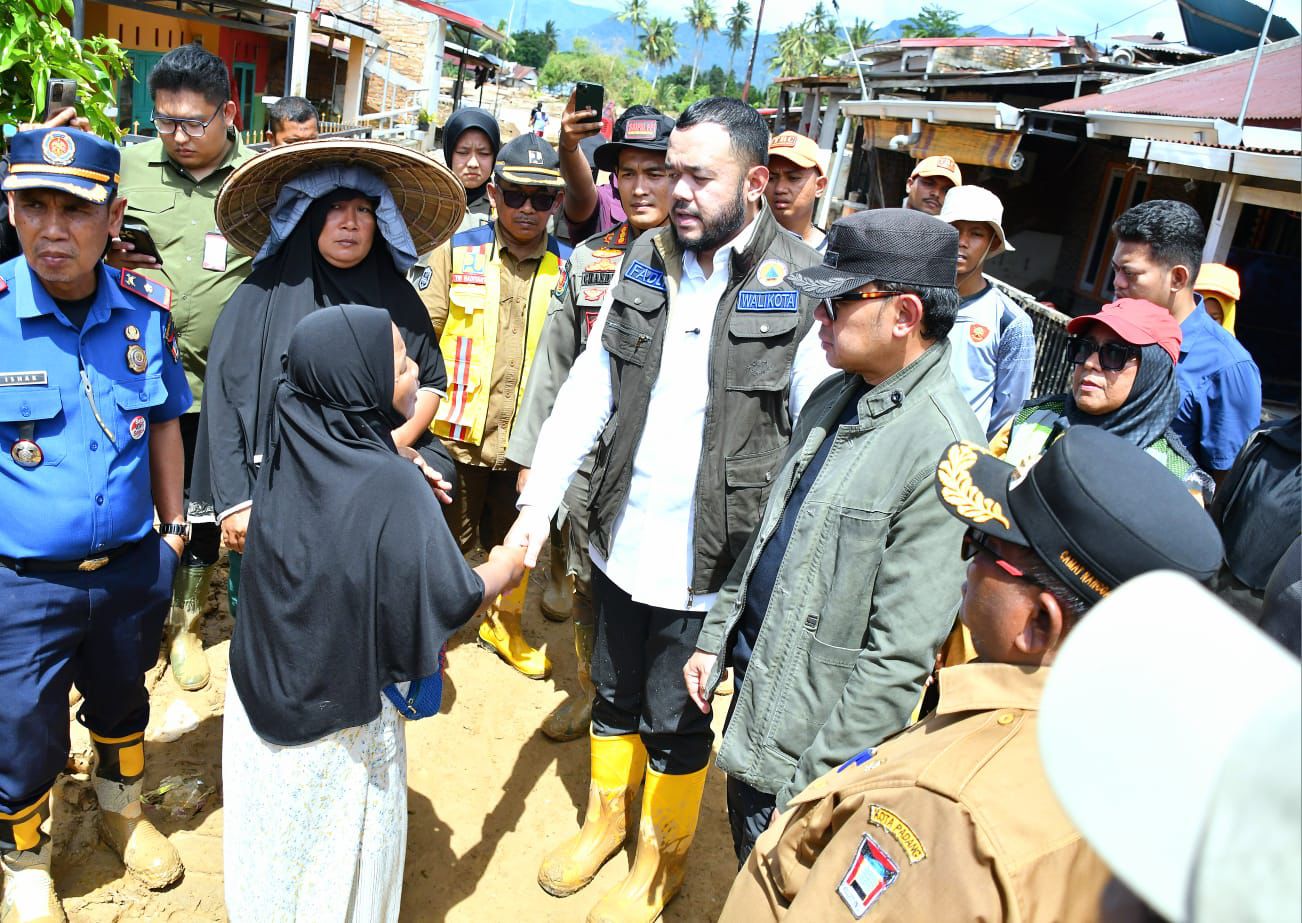 Wali Kota Padang, Fadly Amran bersama Wamendagri Bima Arya berdialog dengan warga terdampak banjir di Tabing Banda Gadang, Nanggalo.