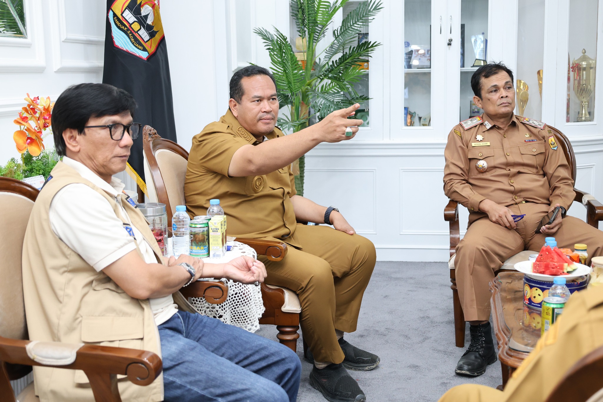 BNPB dan Pemkot Pariaman membahas kerusakan infrastruktur pascabanjir, termasuk usulan perbaikan jalan, jembatan gantung, dan dam Batang Mangau.
