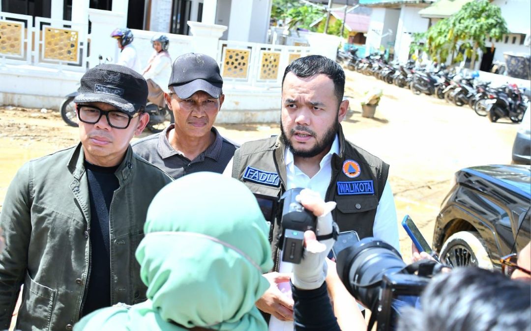 Wali Kota Padang, Fadly Amran memberikan keterangan pers kepada sejumlah wartawan.