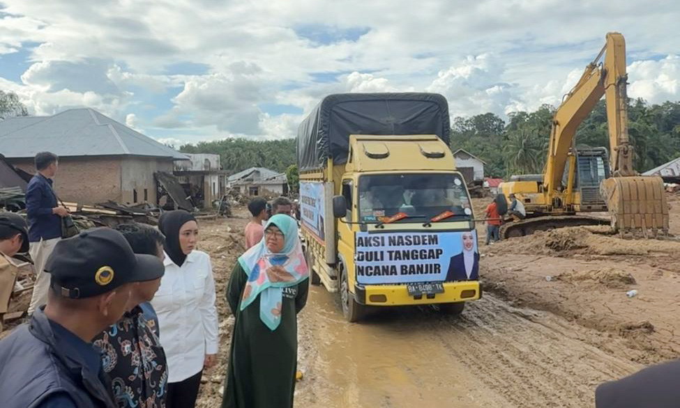 Cindy Monica DPR RI salurkan Rp100 juta bantuan logistik bagi korban banjir dan longsor Palambayan Agam, dampingi penanganan darurat warga terdampak.