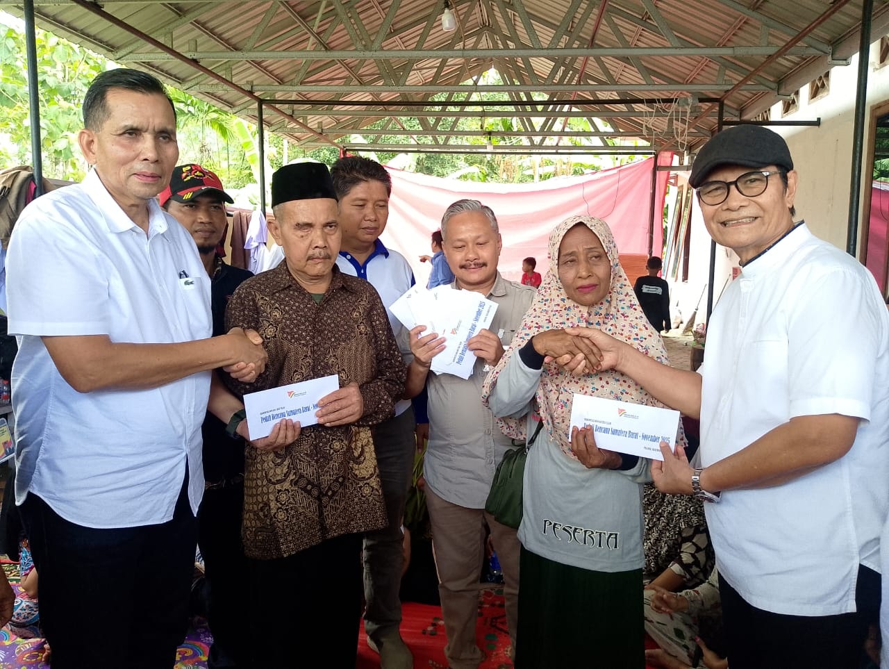 Pembina Minang Golf Club dan KPPS, Irwan Zaini menyerahkan secara simbolis bantuan uang tunai kepada korban terdampak bencana di Kecamatan Kuranji, Rabu (3/12).