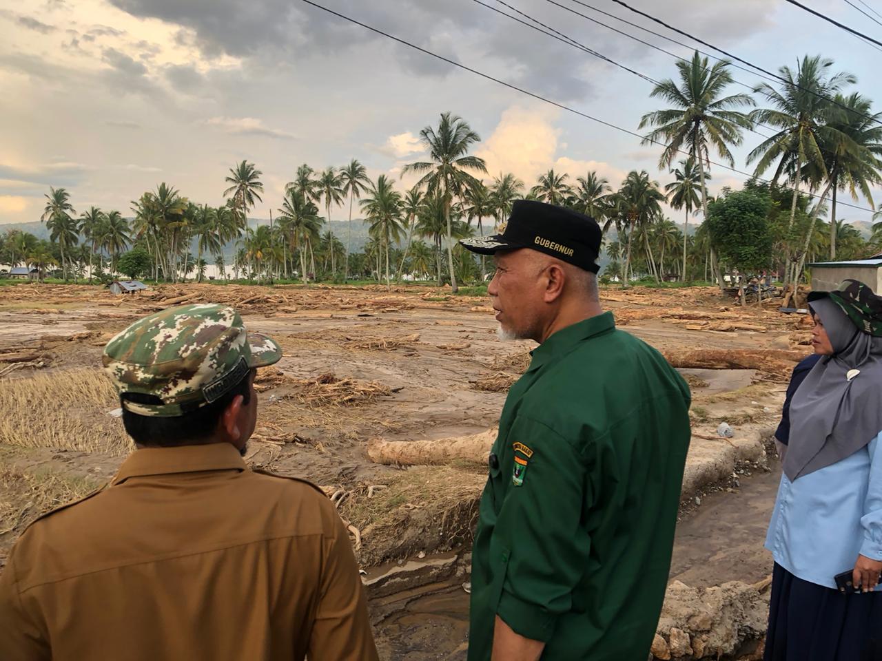 Banjir bandang Solok berdampak pada 14.966 jiwa, ratusan rumah rusak, akses jembatan terputus, dan warga meminta normalisasi sungai serta percepatan pemulihan.
