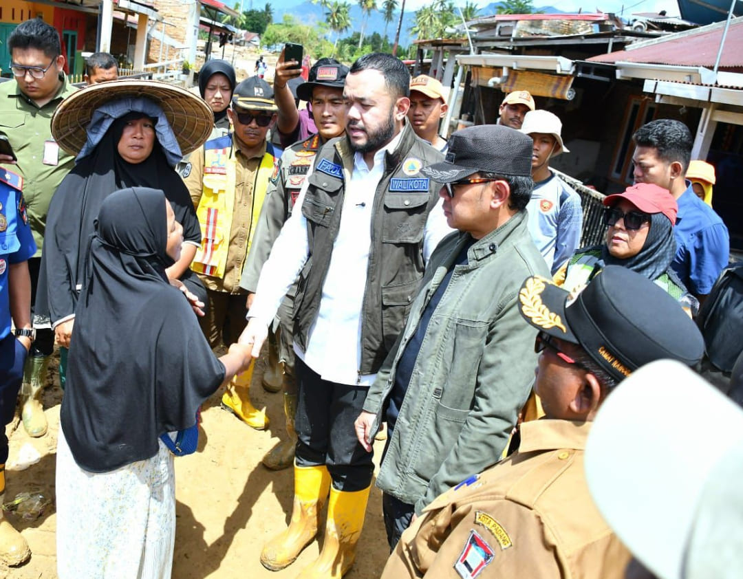 Wamendagri Bima Arya bersama Wali Kota Padang Fadly Amran meninjau lokasi banjir bandang Padang di Tabing Banda Gadang, Selasa (2/12/2025),(Foto: Prokopim)