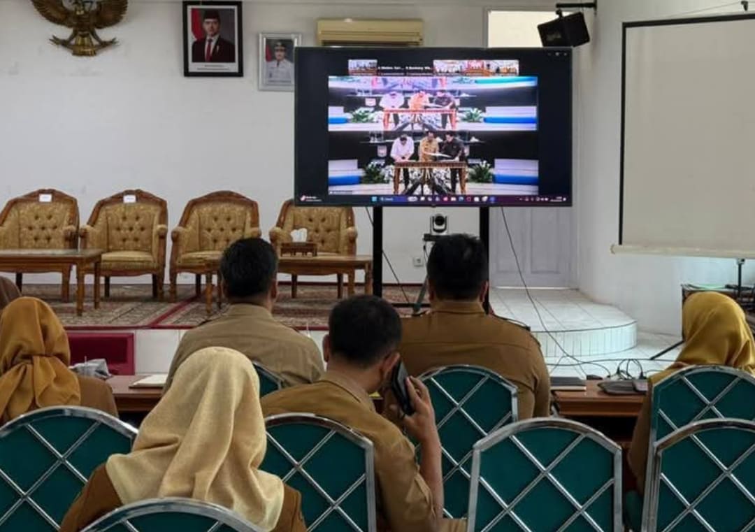 Wakil Bupati Tanahdatar, Ahmad Fadly, saat mengikuti Rapat KoordinasiPengendalian Inflasi Daerah secara virtual melalui aplikasi Zoom Meeting.(Foto: Prokopim)
