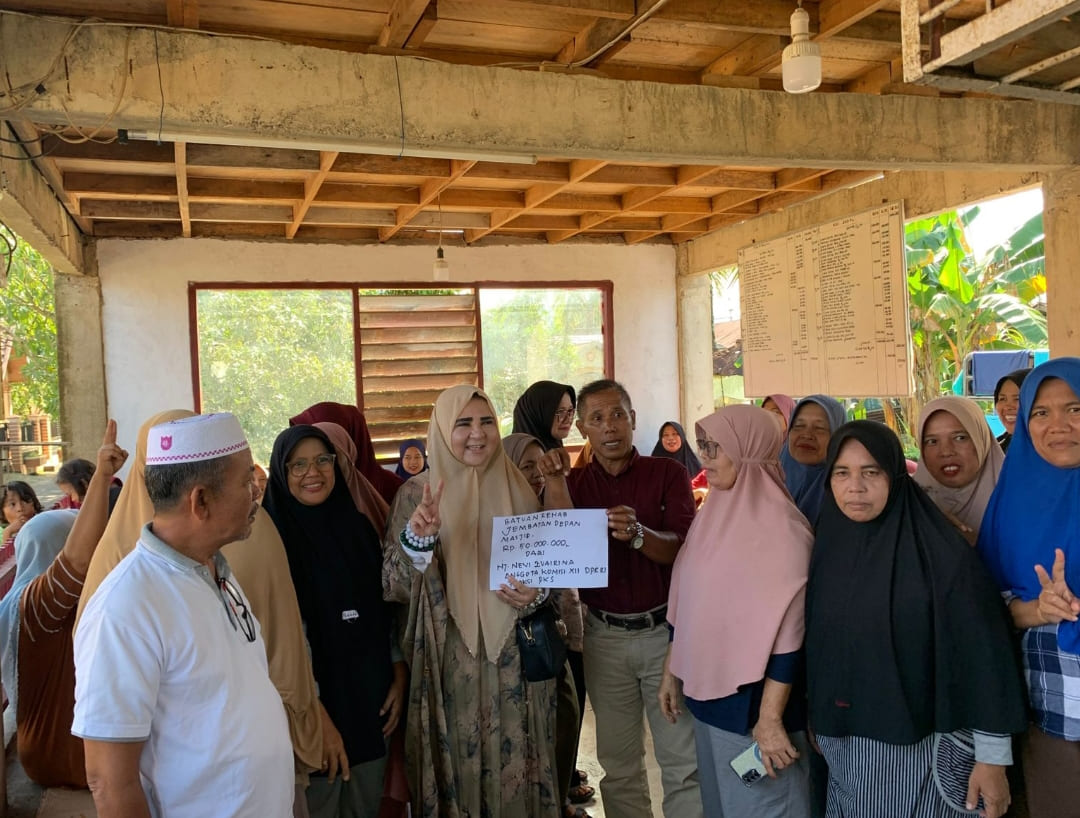 Anggota DPR RI Nevi Zuairina menyalurkan bantuan untuk warga terdampak banjir di Komplek Kasai Permai, Nagari Kasang, Kecamatan Batang Anai, Padangpariaman.(Foto: Tim NZ)